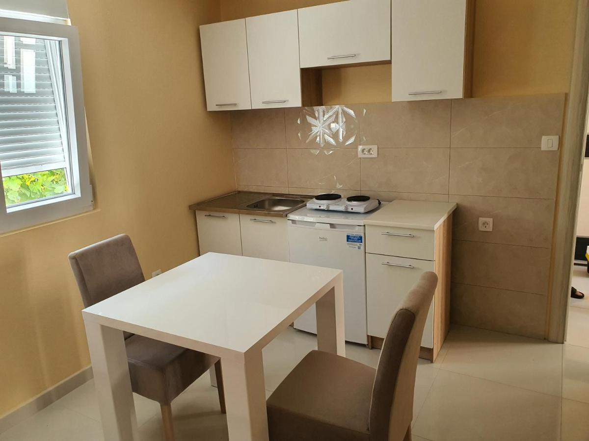Apartman Tolosi พอดโกริกา ภายนอก รูปภาพ