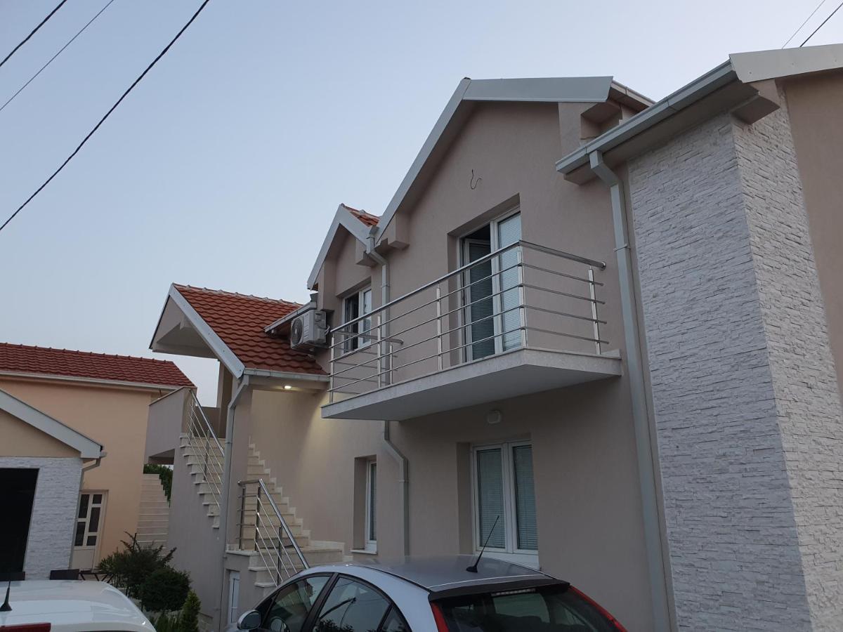 Apartman Tolosi พอดโกริกา ภายนอก รูปภาพ