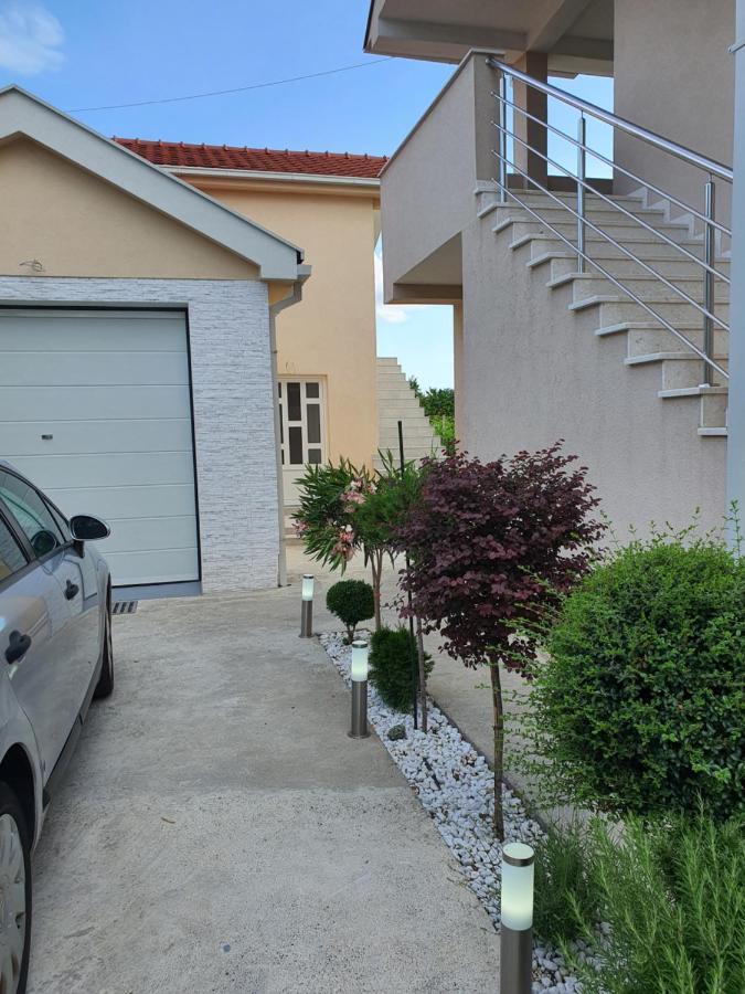 Apartman Tolosi พอดโกริกา ภายนอก รูปภาพ