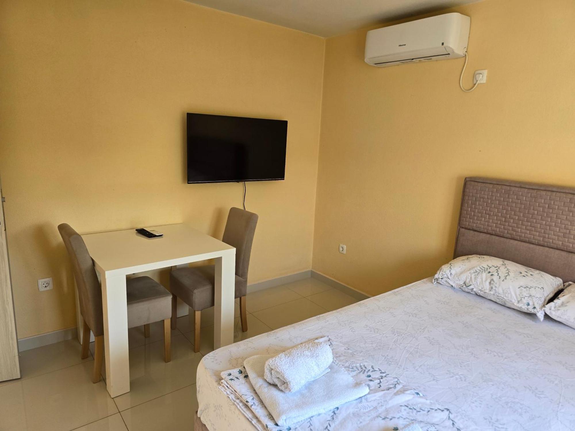 Apartman Tolosi พอดโกริกา ภายนอก รูปภาพ