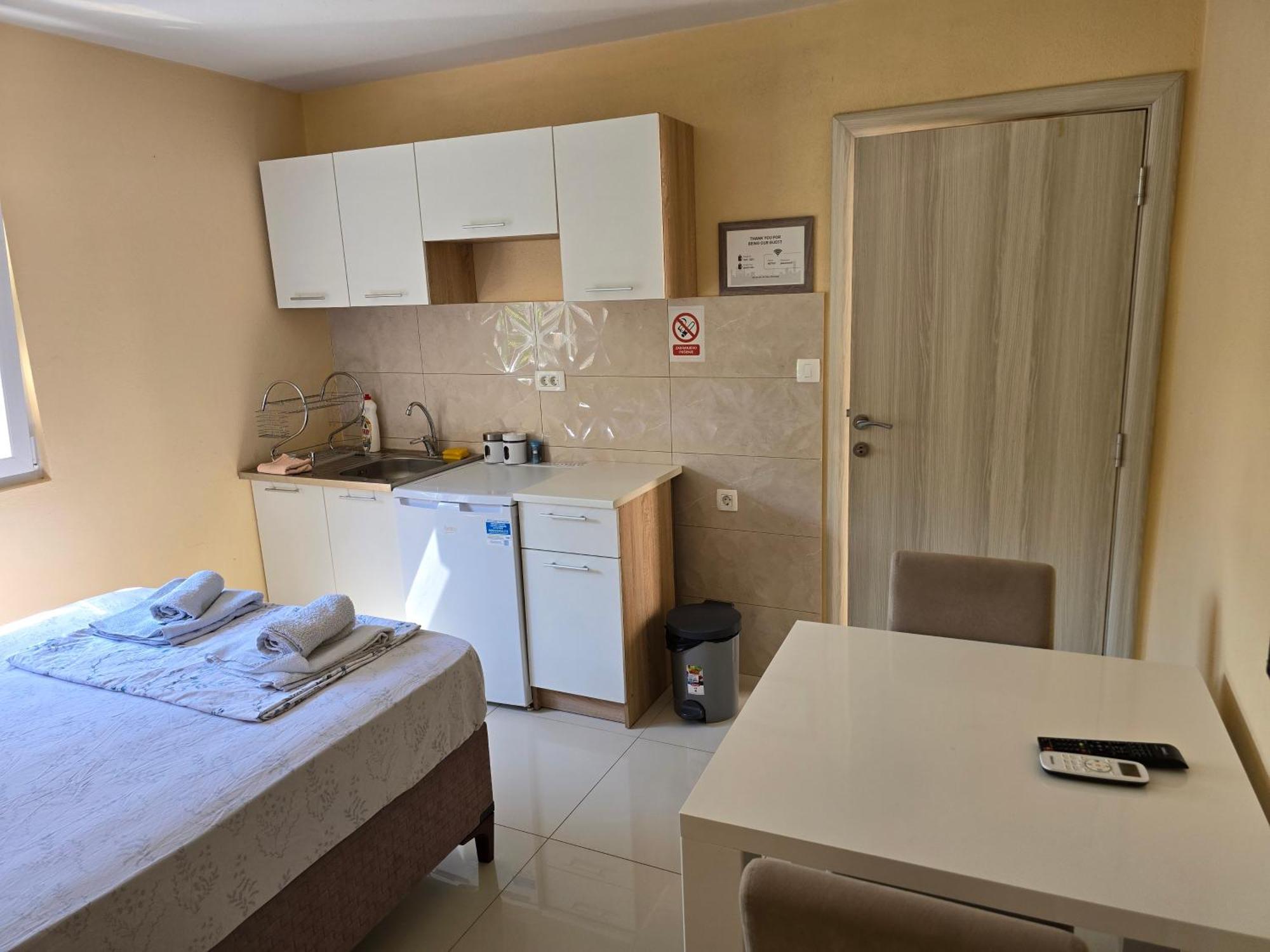 Apartman Tolosi พอดโกริกา ภายนอก รูปภาพ