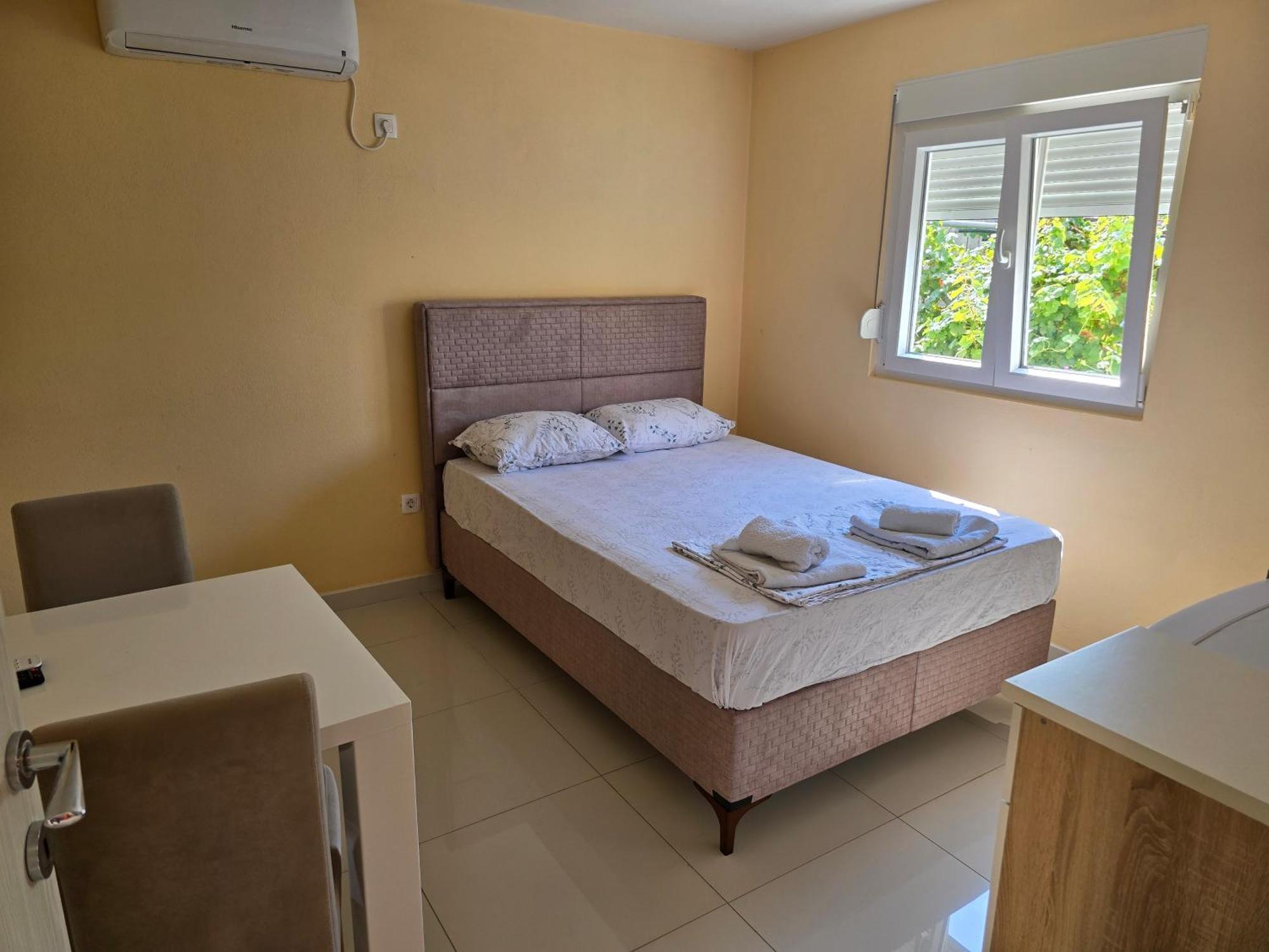 Apartman Tolosi พอดโกริกา ภายนอก รูปภาพ