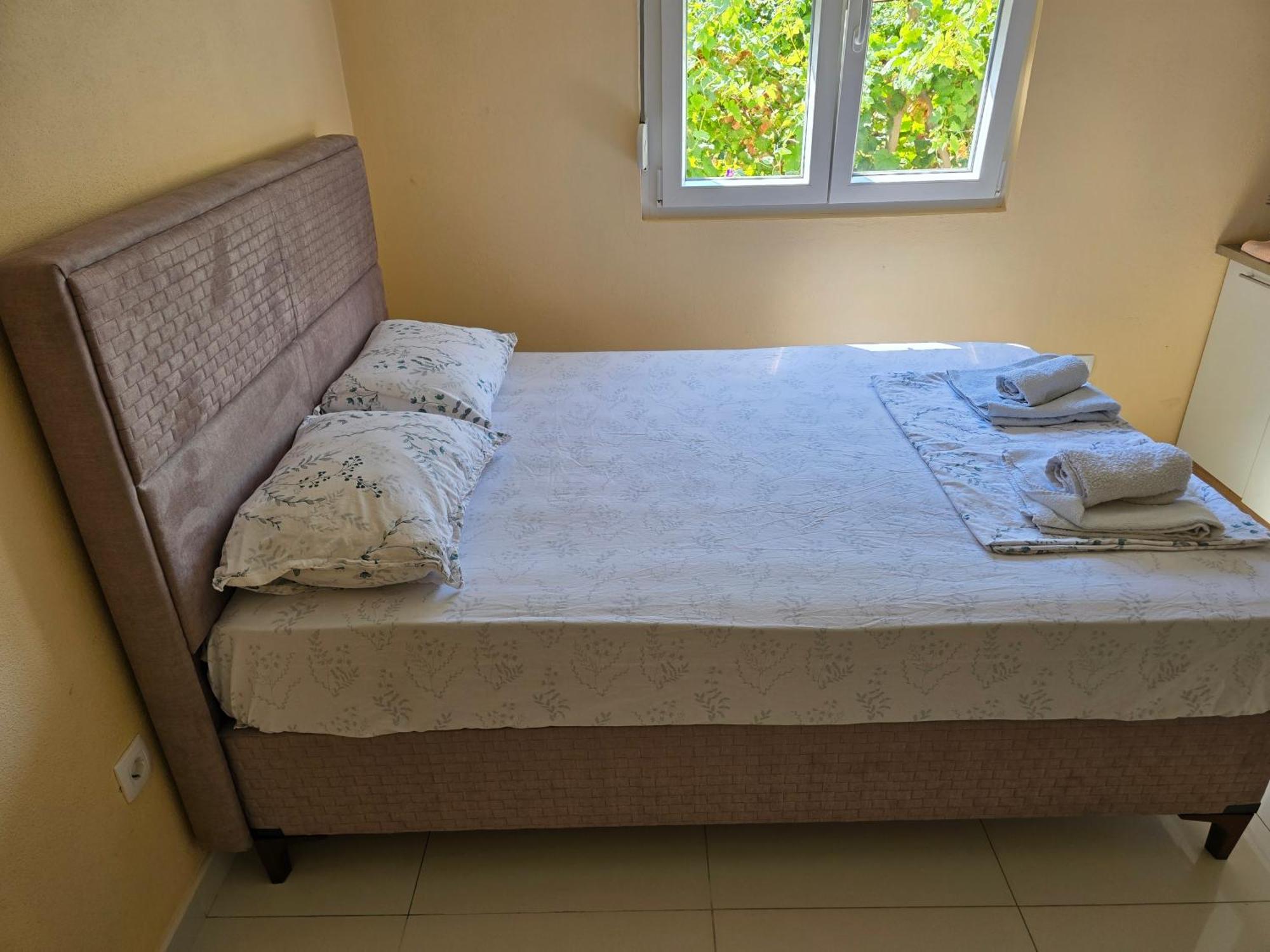 Apartman Tolosi พอดโกริกา ภายนอก รูปภาพ